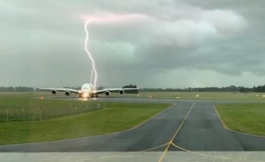 Dëshmitari kap momentin kur rrufeja godet shumë pranë një aeroplani