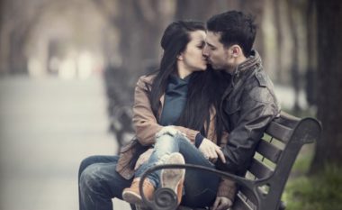Është normale të gënjehet për shkak të kënaqjes seksuale?