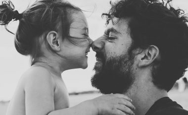 Babai i vërtetë nuk është ai që i paguan faturat, por ai që e kupton se familja është e para