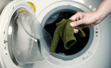 Si të ktheni në gjendjen fillestare rrobat që tkurren në larje