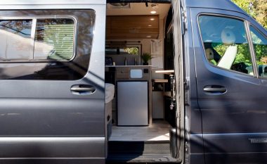 Një Mercedes-Benz Sprinter i shndërruar në “një shtëpi në rrota” – që nuk mund të blihet për më pak se 200,000 dollarë