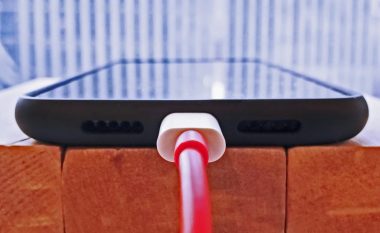 E mbani telefonin në prizë duke u mbushur gjatë tërë natës? E keni gabim – ekspertët mendojnë ndryshe