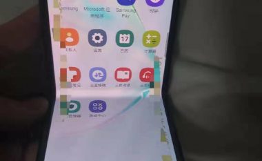 Shfaqen imazhet e para të telefonit të palosshëm të Samsung, në formë të guaskës