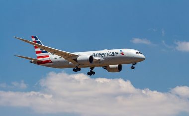Gruaja shtiret si e sëmurë për të marrë një vend më të madh, aeroplani aterron dhunshëm