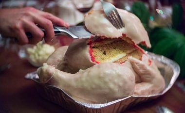 Ngjanë me një gjel deti të gatshëm për pjekje, torta me dukje të çuditshme i ka habitur të gjithë