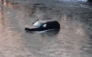 Pasi ra me gjithë veturë në lumë dhe nuk mund ta gjente telefonin, adoleshenti bërtiti ‘Siri, telefono 911’ – gjë që i shpëtoi jetën atij!