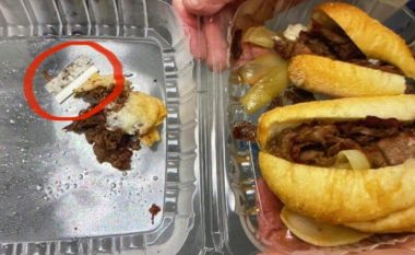 Polici gjeti briskun e rrojës në sanduiçin e tij, pësoi një prerje të vogël në gojën e tij