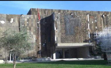 Instalacion i frymëzuar nga “Pallati i ëndrrave”: Galeria Kombëtare e Arteve mbulohet me thasë jute
