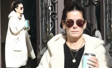 SandraBullock, në pallton më të popullarizuar të sezonit: Të gjithë kanë kthyer shikimin nga ajo!