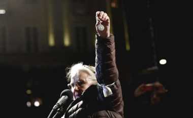 Suedezja, fituese e Nobelit për vitin 1988 kthen çmimin – në shenjë proteste ndaj Handke