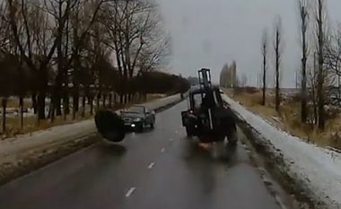 Momenti i frikshëm kur rrota e madhe e traktorit “shkëputet” – dhe përplaset për një veturë që po vinte përballë