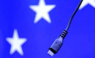 Parlamenti Evropian apel për futje urgjente të mbushësit universal për telefona mobilë