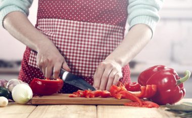 Këto vegla kuzhine nuk bën t’i përdorni më shumë se një vit: Vend i vërtetë i baktereve!