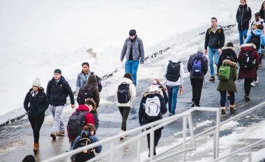 Personat që udhëtojnë më shumë, janë më të prirë t’i tradhtojnë partnerët