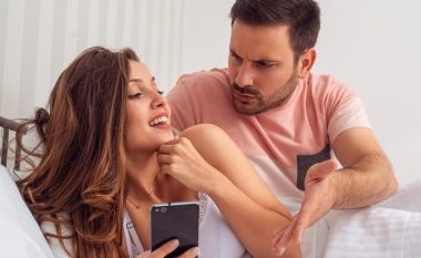 Më me rëndësi u është të shikojnë në telefon, se partnerin!