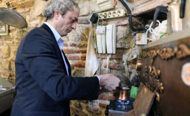 Kafeneja turke dhe pesë brezat e një familje
