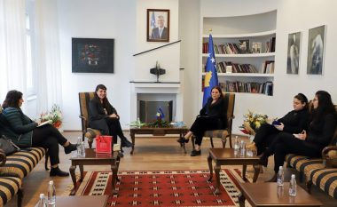Ministrja Dumoshi ofron bashkëpunim institucional për Bienalen “Manifesta”
