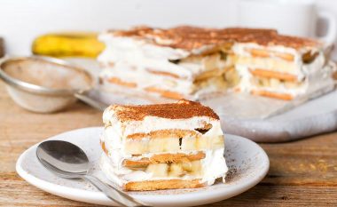 Tortë me keks dhe gjalpë dhe tri lloje pudingësh: Deserti më i butë dhe më i shijshëm pa e pjekur!