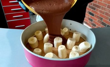 Tortë e shijshme me banane dhe brumë të thjeshtë çokollate