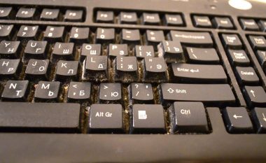 Tastiera e kompjuterit apo laptopit është një hapësira shumë e papastër, pastrojeni me lehtësi nëpërmjet një metode shumë të thjeshtë