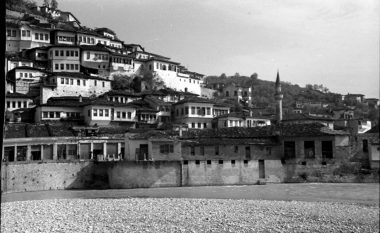 Qyteti i një mbi e një dritareve në vitin 1944