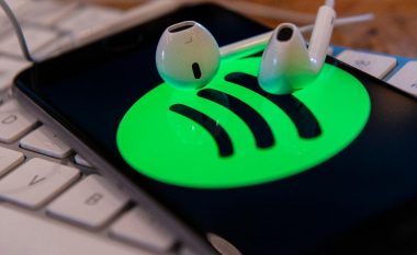 Spotify mbetet lider global në transmetim të muzikës, industria u rrit me 32% në 2019