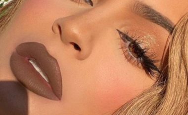 Kylie Jenner ka hequr dorë nga zgjatimet e flokëve, thonjët dhe qerpikët e mbjellur gjatë izolimit