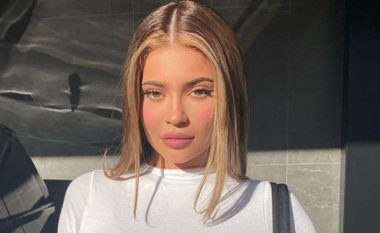 Si të kopjoni trendin e ri të flokëve të Kylie Jenner ‘Rogue Blonde’ nga shtëpia