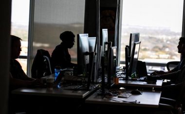 Facebook do të paguajë rreth 50 milionë euro për moderatorët që kanë pësuar dëme mendore