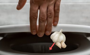 Efikase kundër baktereve dhe njollave. Në guacën e tualetit hidhni një thelb hudhre dhe lëreni gjithë natë