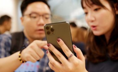Përdoruesit e iPhone ankohen se një vijë e gjelbër iu shfaqet atyre në ekran menjëherë pas zhbllokimit