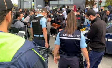 PS4 del në shitje me çmim për 95 euro, policia franceze përdor gazin lotsjellës për të “qetësuar situatën”