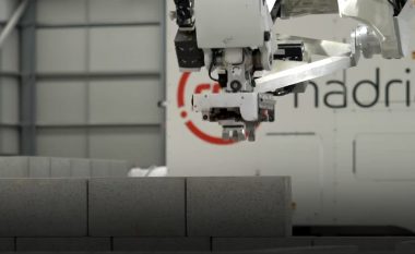 Mundësia që të vendosë shumë tulla brenda një kohe të shkurtër, ia mundon këtij roboti ta ndërtojë një shtëpi për 48 orë
