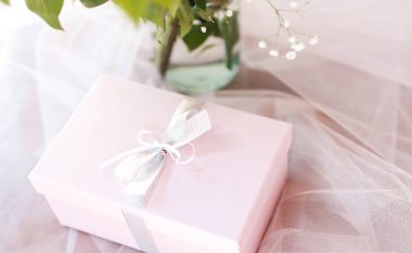 Dhuratat më të lezetshme të dasmës nëse dita e madhe e mikut/es tuaj është anuluar për shkak të pandemisë