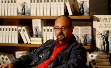 Vdes shkrimtari i famshëm spanjoll, Carlos Ruiz Zafón