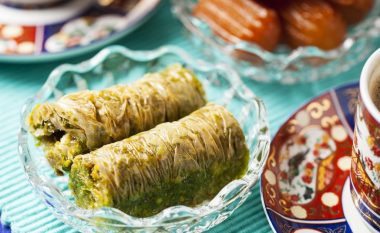 Receta më e mirë për bakllava me kanellë dhe arra – gatuhet lehtë