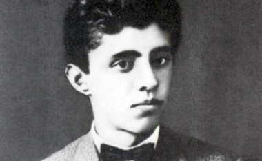 Enver Hoxha si i ri: Nxënës i keq, amoral, i etur për famë, skandale e gënjeshtra!