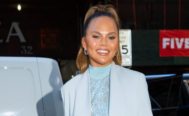 Chrissy Teigen sapo ndau rutinën e saj të plotë për kujdesin ndaj lëkurës