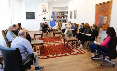 Dumoshi zotohet që do të themelojë Qendrën e Librit