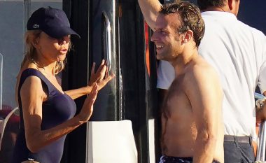 Presidenti nuk heq shikimin nga bashkëshortja e tij: Brigitte Macron (67) ka treguar figurën në kostum banje!