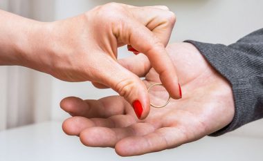 Gruaja ndahet nga burri tre minuta pas kurorëzimit për shkak të mënyrës se si ai e quajti