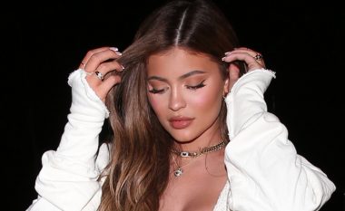 Kylie Jenner kombinon tutat e saj në një mënyrë të papritur