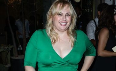 Rebel Wilson duket mbresëlënëse në një fustan të kaltër, ndërsa tregon rënien drastike në peshë