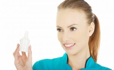 14 mënyra të përdorimit të hidrogjenit: Zbardh dhëmbët, pastron veshët, eliminon aromat e pakëndshme nga shtëpia, largon pesticidet…