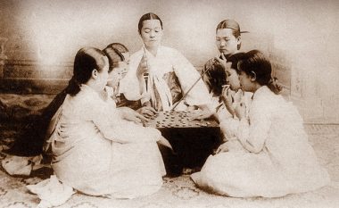 Thënie koreane: Zogu që shumë këndon, nuk di të bëjë çerdhe!