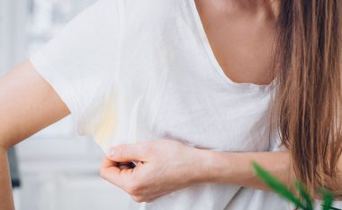 Këta dy përbërës të kuzhinës fshijnë njolla e këqija nga fanella shpejt dhe lehtë