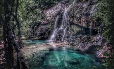 Magjia e natyrës në Slloveni: Ujëvara ngjyrë të gjelbër smeraldi që të lë pa fjalë!