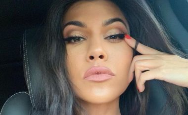 Kourtney Kardashian tregon sekretin e saj për qerpikë të gjatë