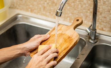 Produkti që nuk duhet ta përdorni kurrë në dërrasën tuaj të prerjes së drurit pasi mund t’ju sëmurë