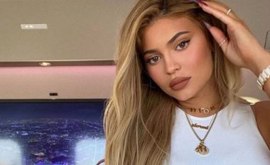 Pa filtra: Kylie Jenner tregoi strukturën reale të lëkurës